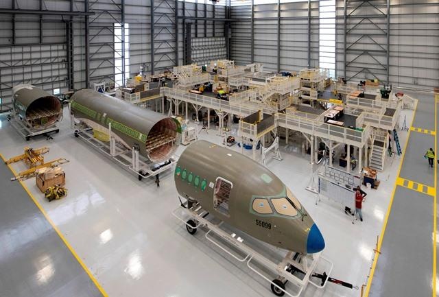 Moteur d’avion civil sur le tarmac