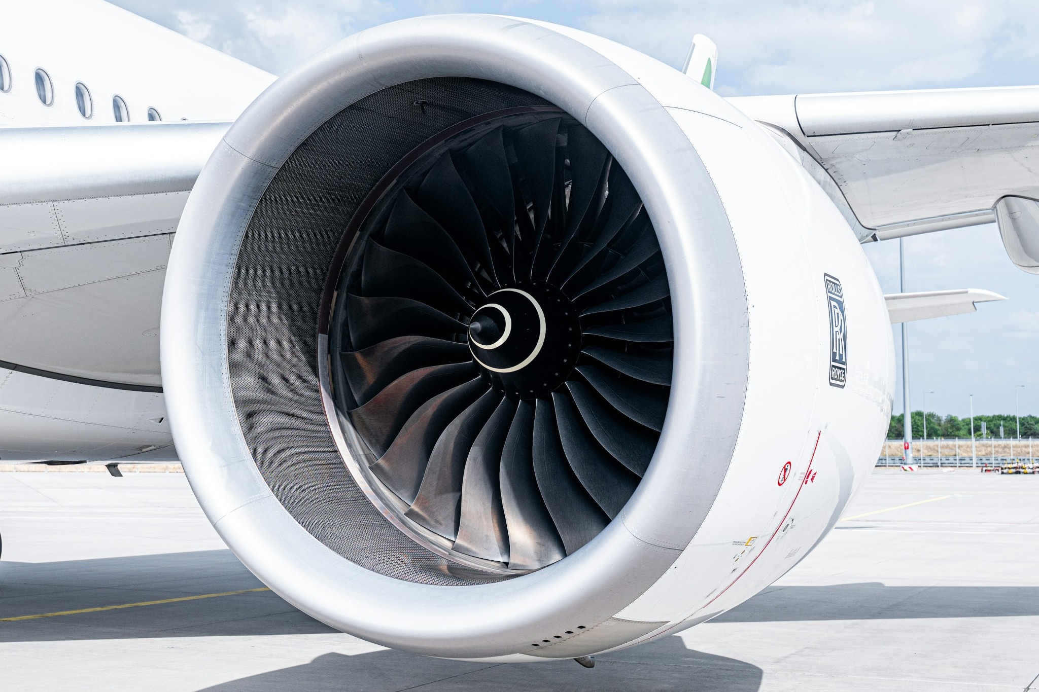 Assemblage d’un fuselage d’avion dans un site industriel