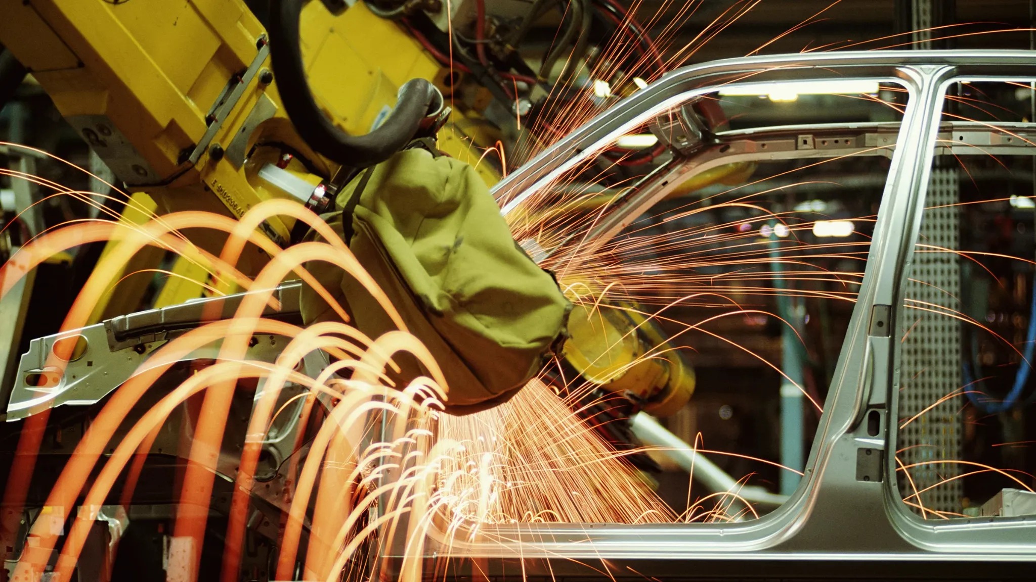 Robot industriel réalisant une opération de soudure sur une carrosserie automobile
